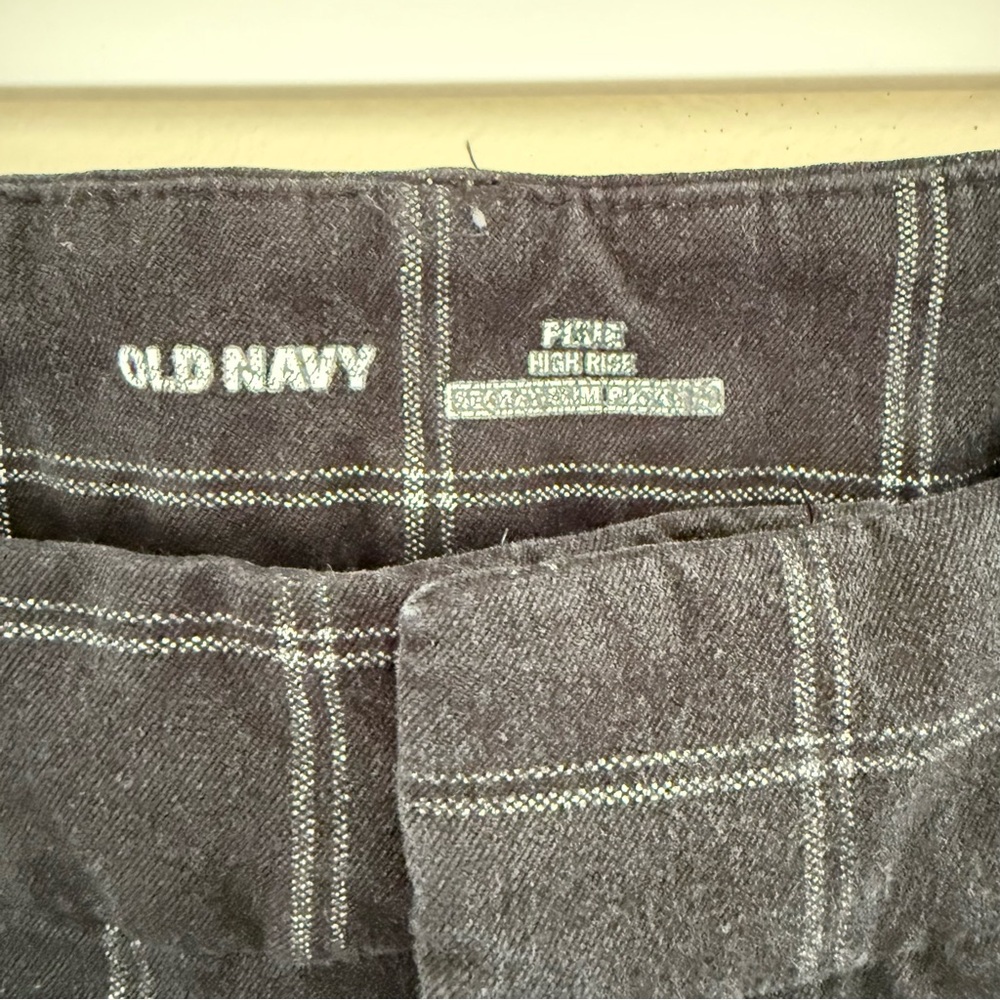 Old Navy Women’s Black Checkered Pixie Pants - Picture 2 of 3